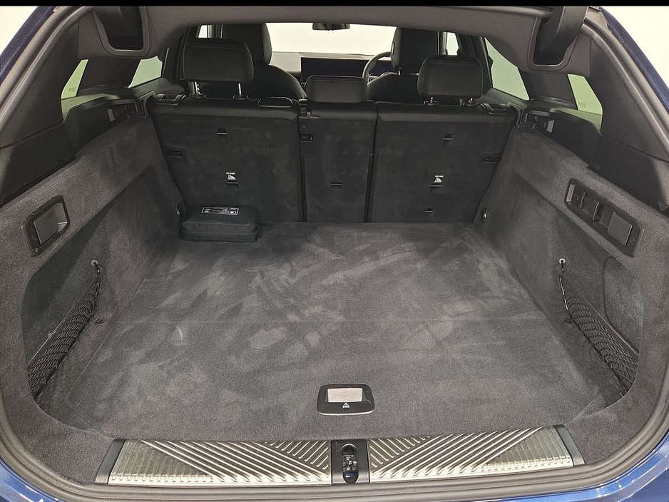 2025 BMW 5 Series - image 13