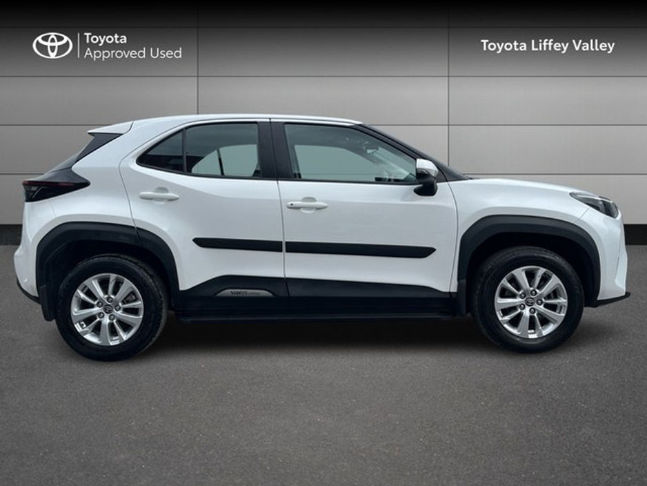 2024 Toyota Yaris Cross - image 3