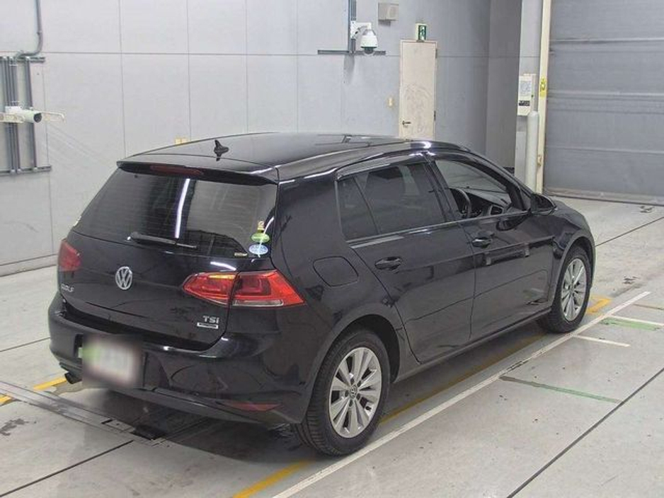 2015 Volkswagen Golf - image 2