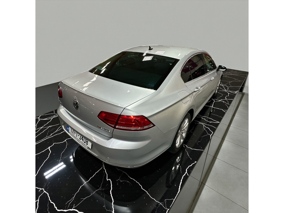 2017 Volkswagen Passat - image 8