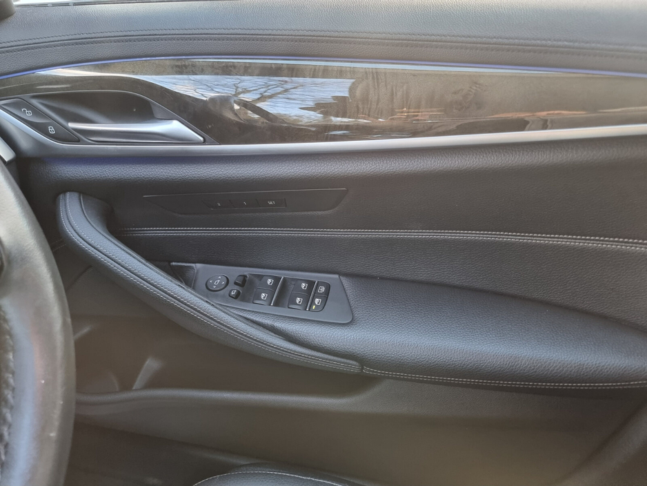 2018 BMW 5 Series - image 14