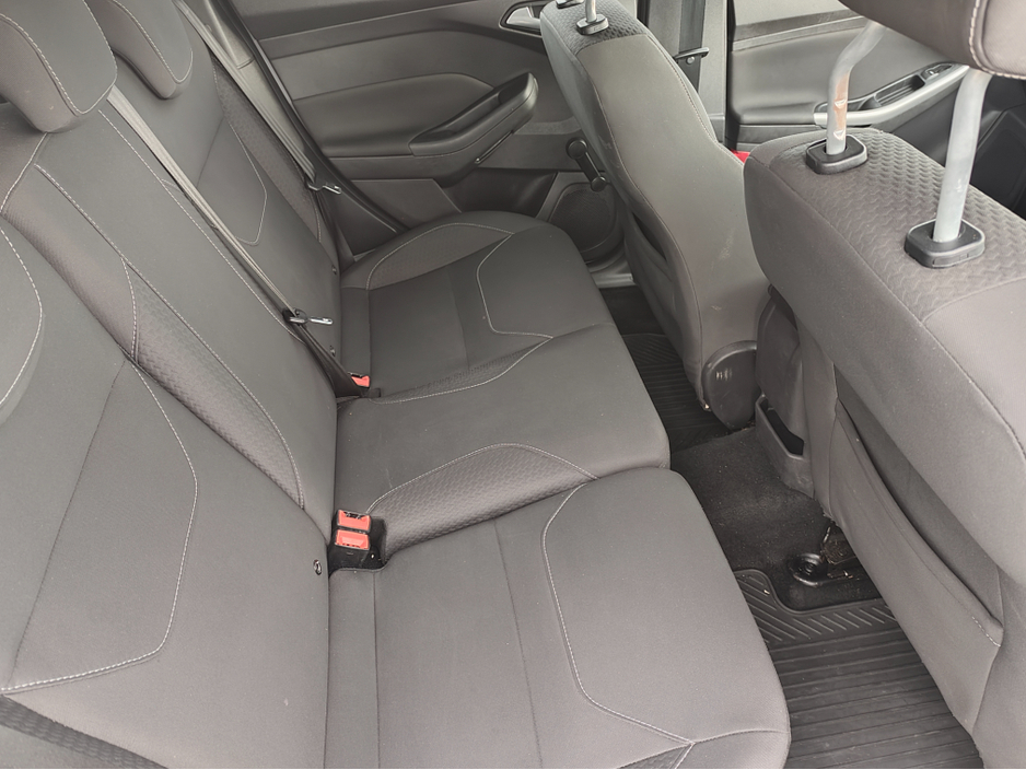2016 Ford Focus - image 9
