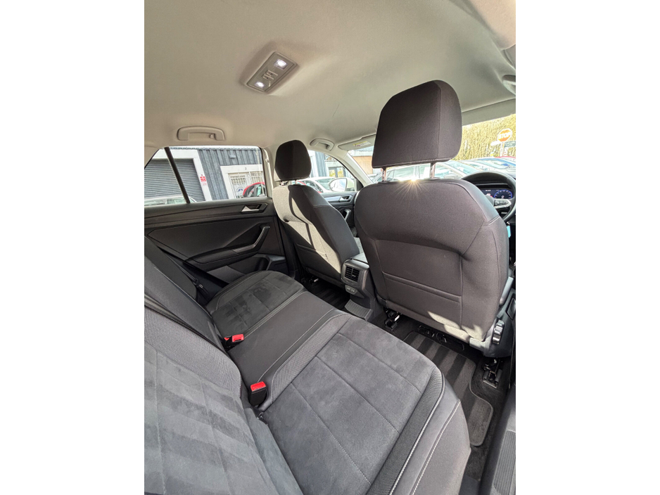 2023 Volkswagen T-Roc - image 23