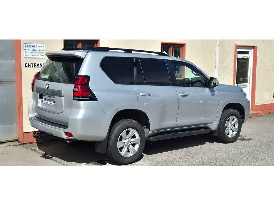 2021 Toyota Landcruiser - image 3