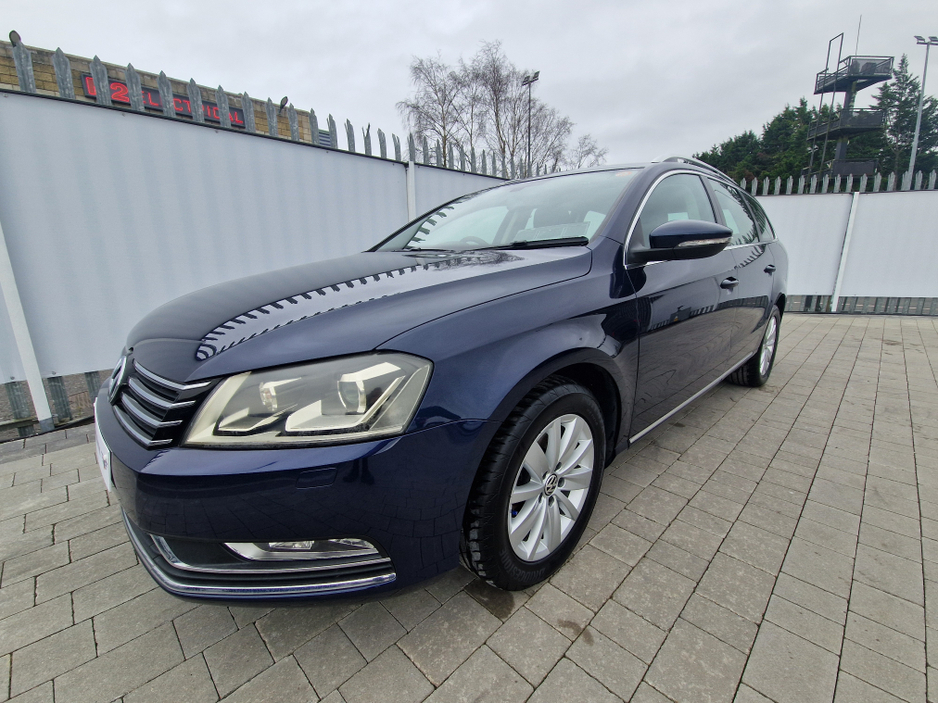2012 Volkswagen Passat - image 4
