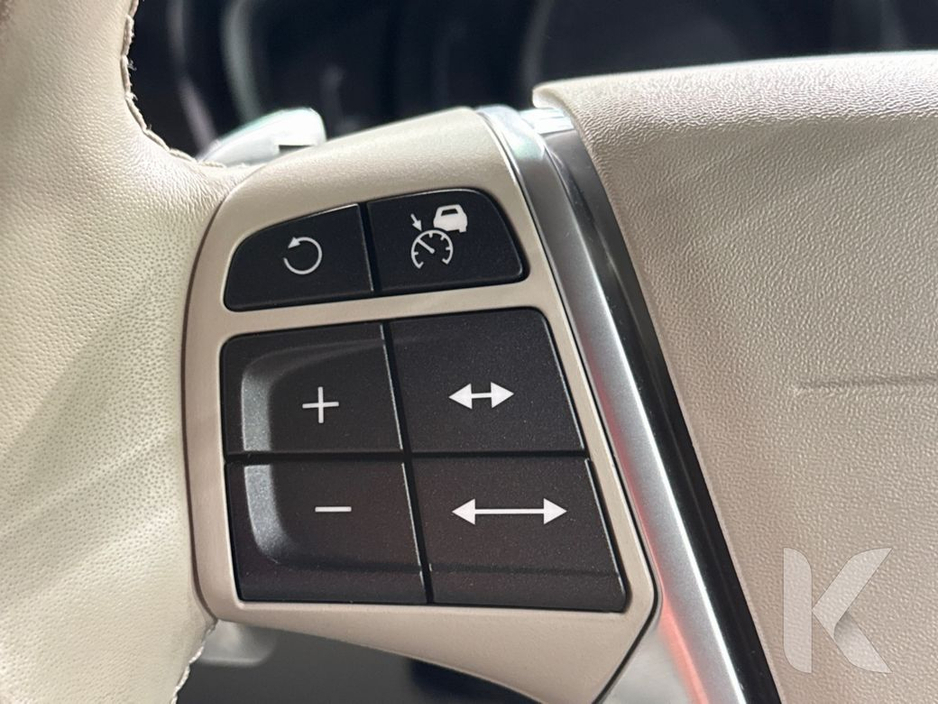 2018 Volvo V40 - image 21