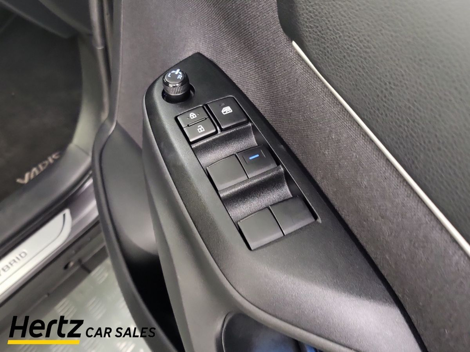 2023 Toyota Yaris Cross - image 18