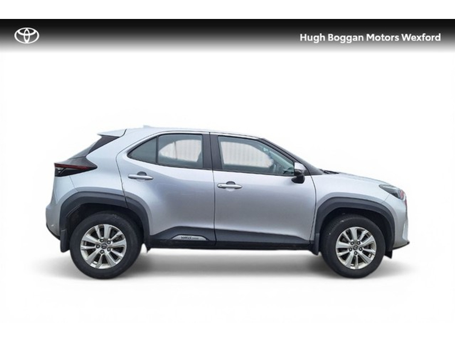 2022 Toyota Yaris Cross - image 3