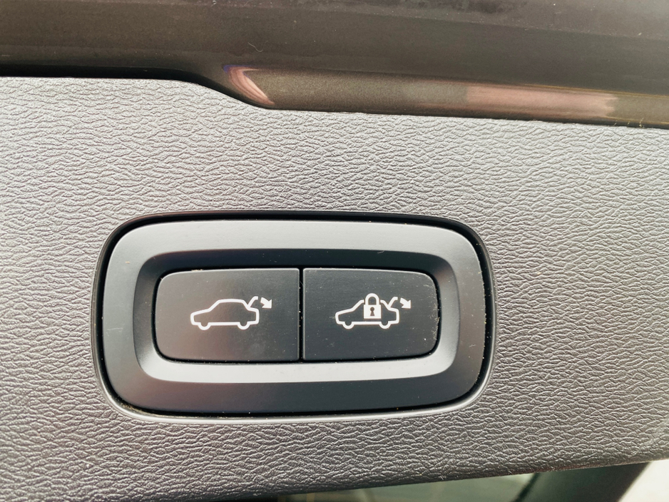 2022 Volvo V60 - image 28