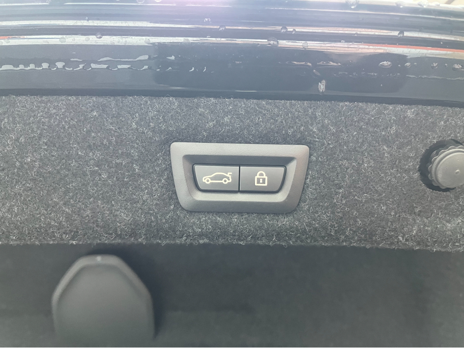 2018 BMW 5 Series - image 9