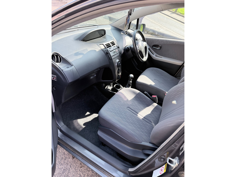 2009 Toyota Yaris - image 14