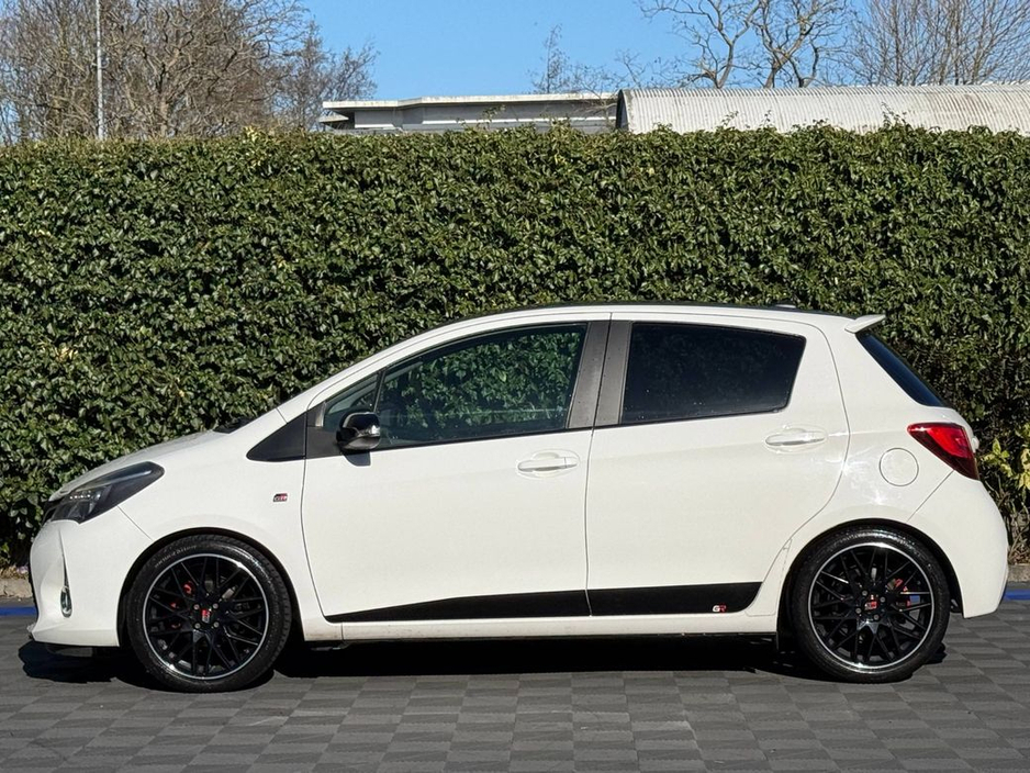 2015 Toyota Yaris - image 3