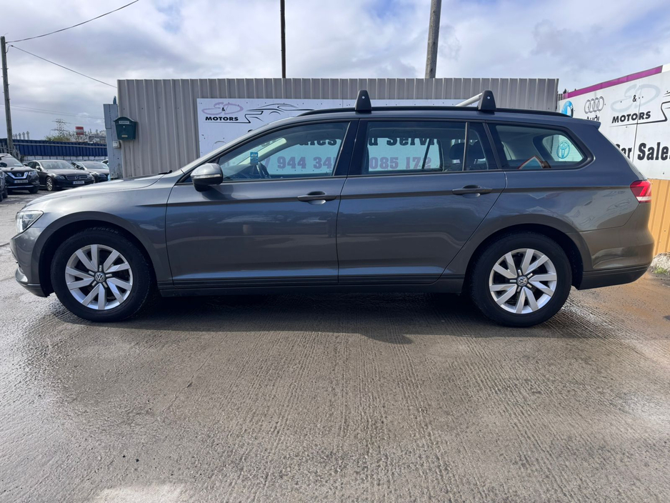 2016 Volkswagen Passat - image 2