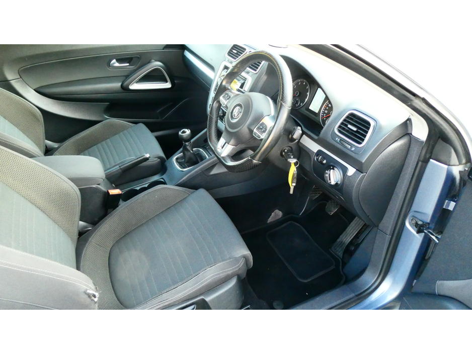 2010 Volkswagen Scirocco - image 9