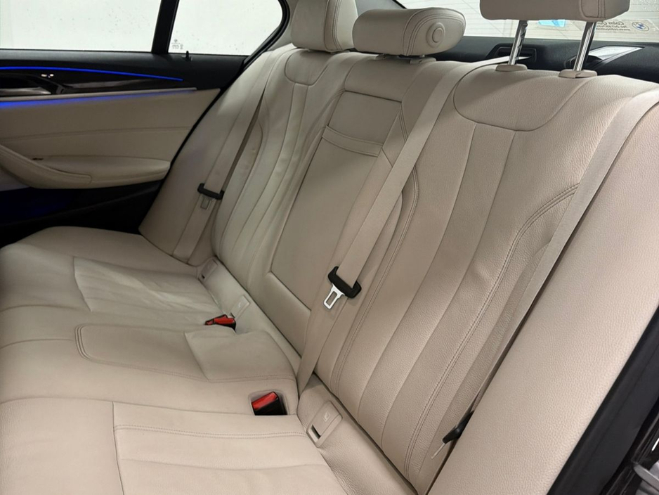 2017 BMW 5 Series - image 22