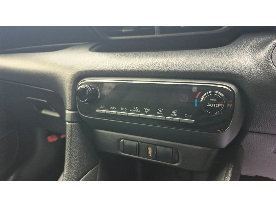 2020 Toyota Yaris - image 10