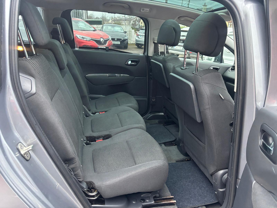 2016 Peugeot 5008 - image 6