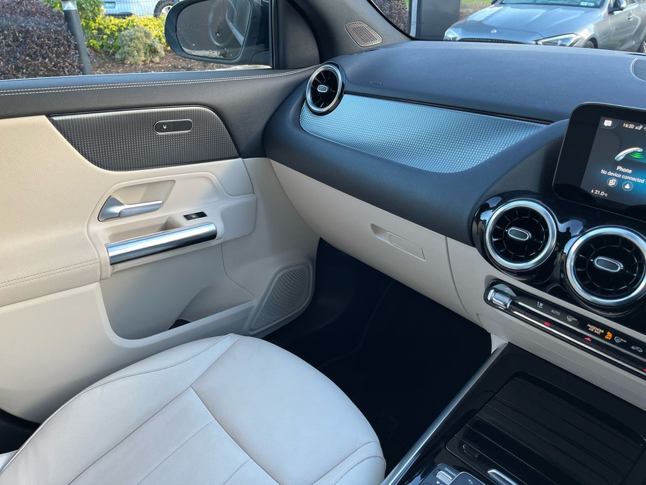 2022 Mercedes-Benz GLA Class - image 24