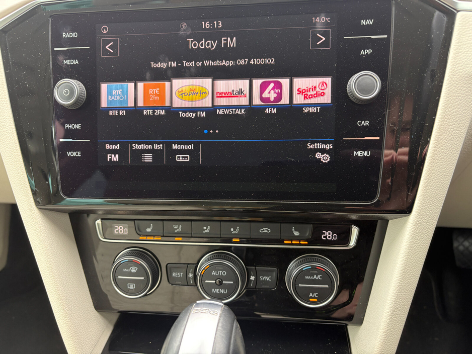 2018 Volkswagen Passat - image 4