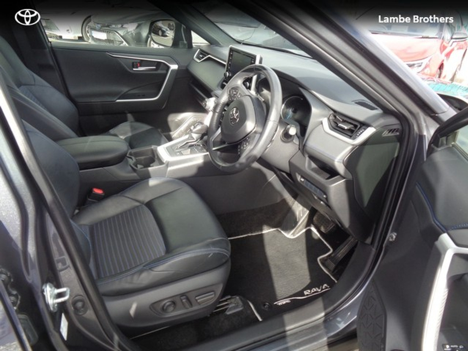 2018 Toyota Landcruiser - image 11