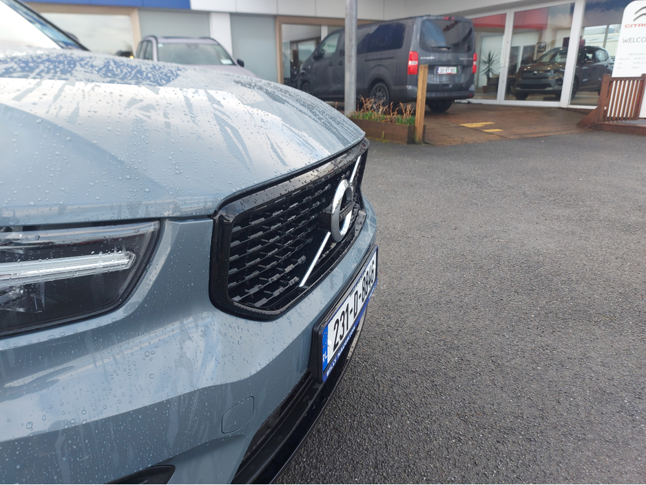 2023 Volvo XC40 T2 P R-DESIGN MAN 5DR €39,950