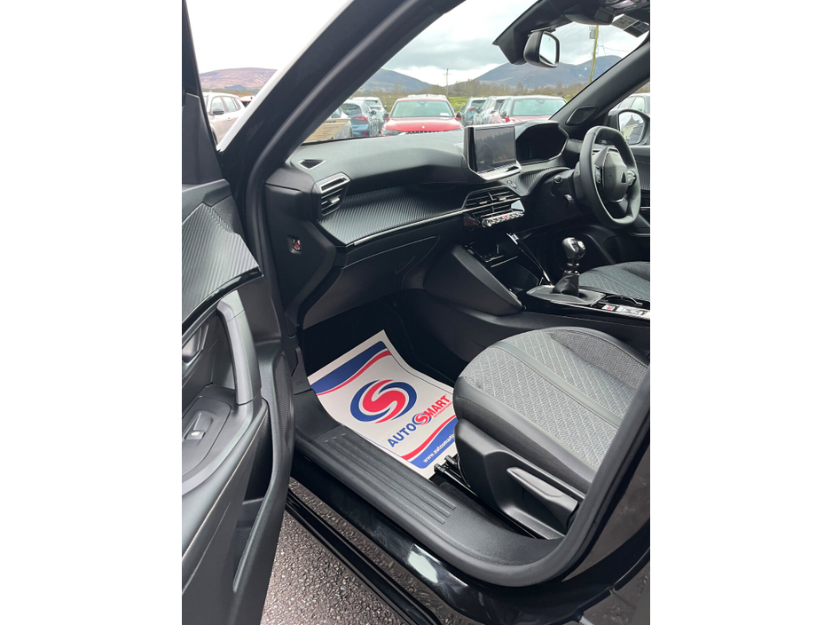 2025 Peugeot 2008 - image 8