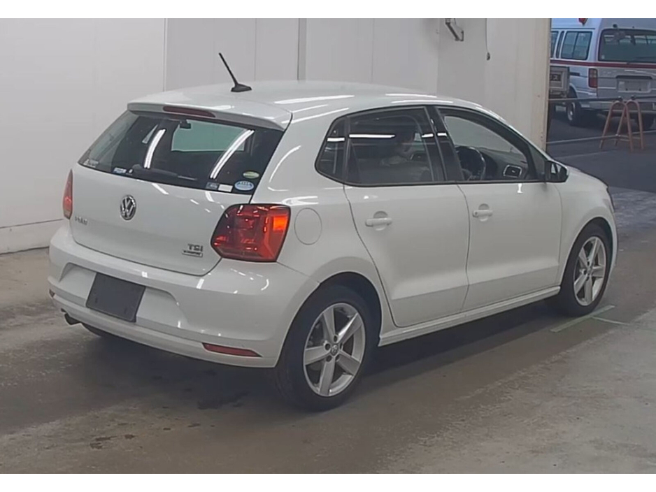 2016 Volkswagen Polo - image 3