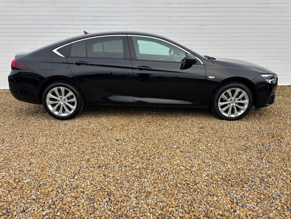 2022 Opel Insignia - image 4