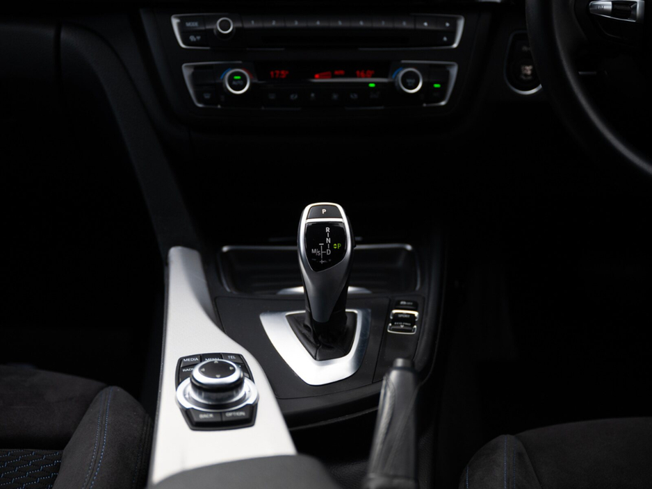 2013 BMW 3 Series - image 19