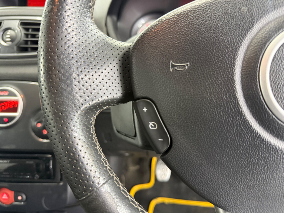 2012 Renault Clio - image 26