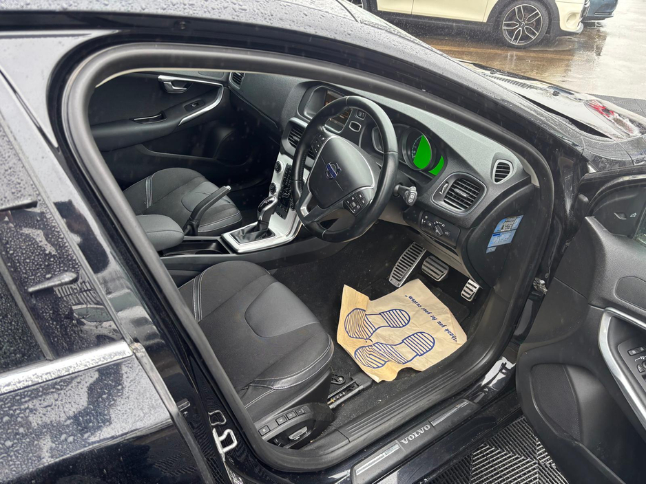 2015 Volvo V40 - image 4