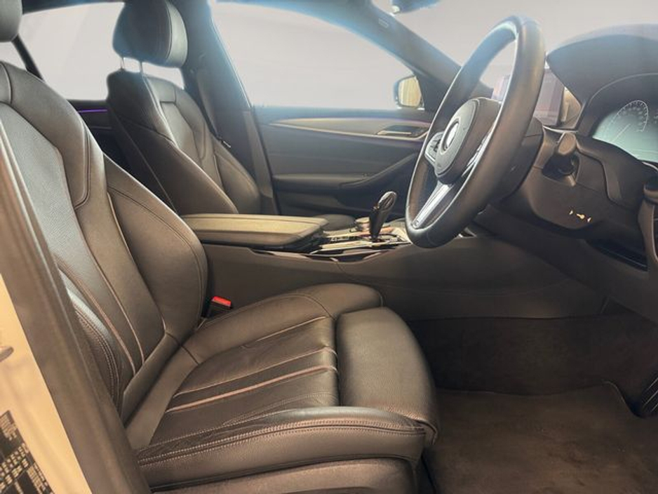 2020 BMW 5 Series - image 11