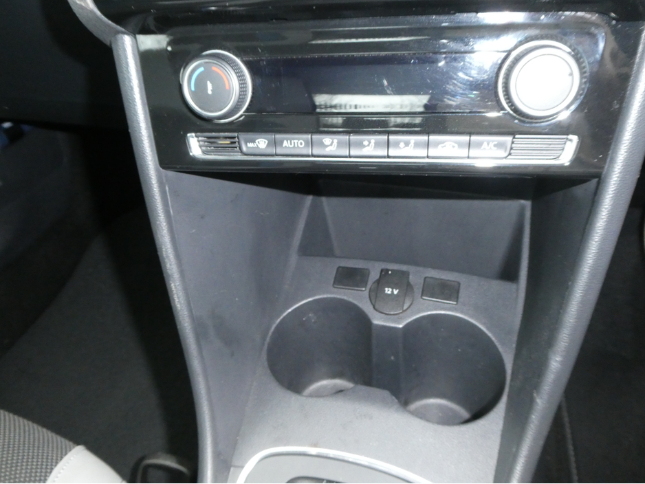 2015 Volkswagen Polo - image 25