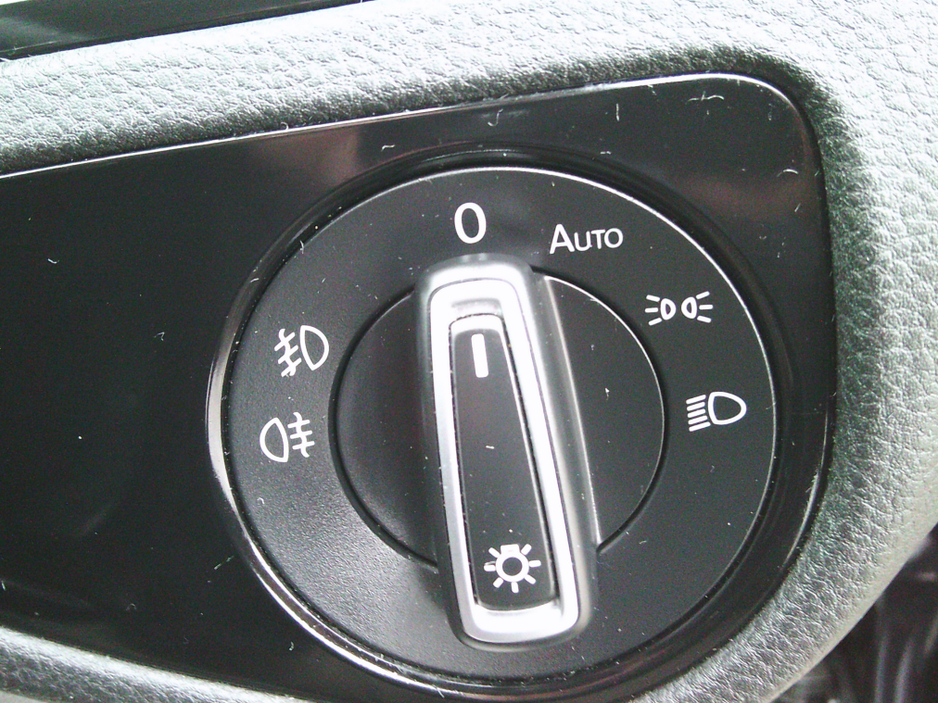 2018 Volkswagen Golf NEW NCT 2028, HIGHLINE, HEATED SEATS, REVERSE CAMERA, SAT./NAV., CRUISE, €190 TAX, LOW KMS. HISTORY. €16,999