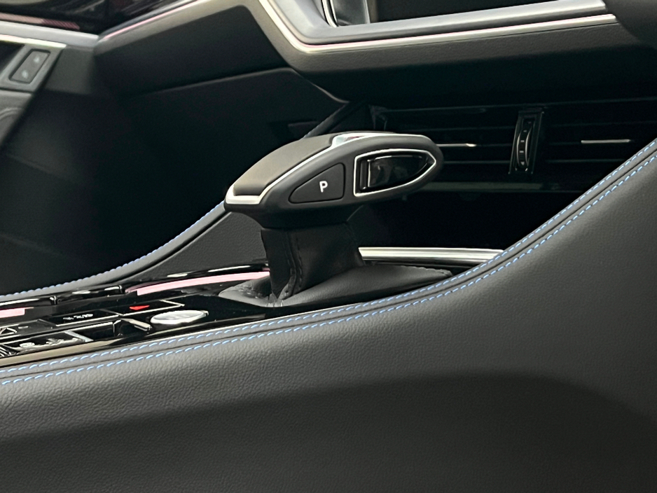 2025 Volkswagen Touareg - image 23