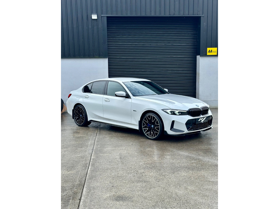 2022 BMW 3 Series - image 3