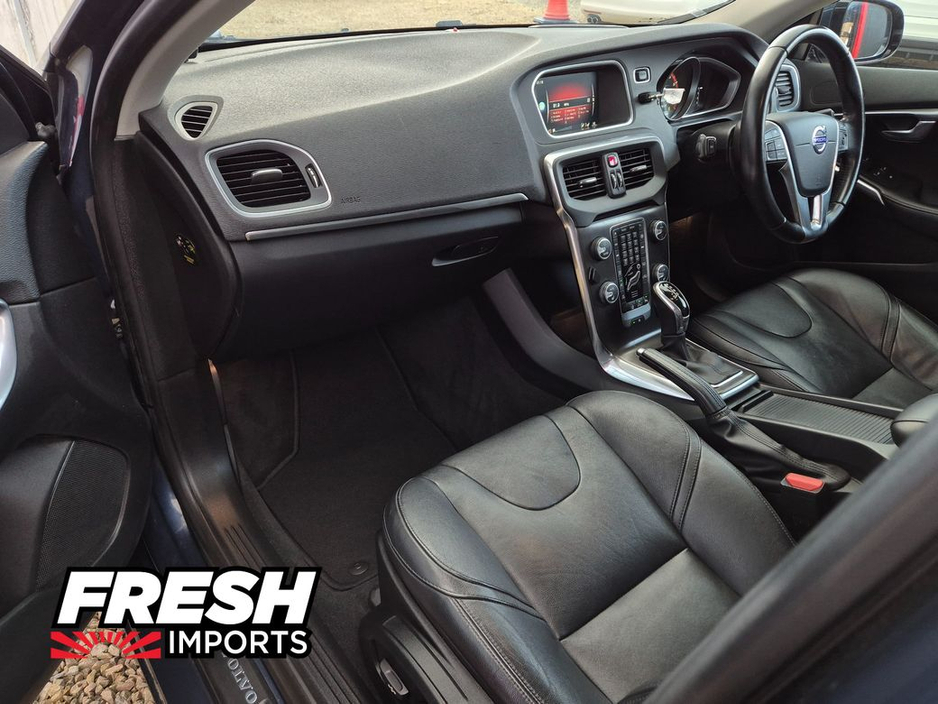 2015 Volvo V40 - image 25