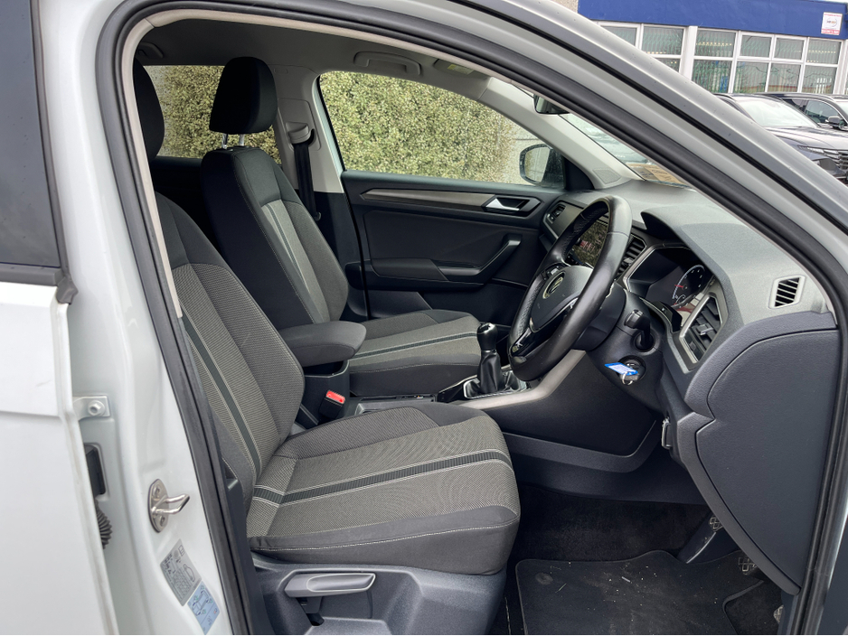 2021 Volkswagen T-Roc - image 10