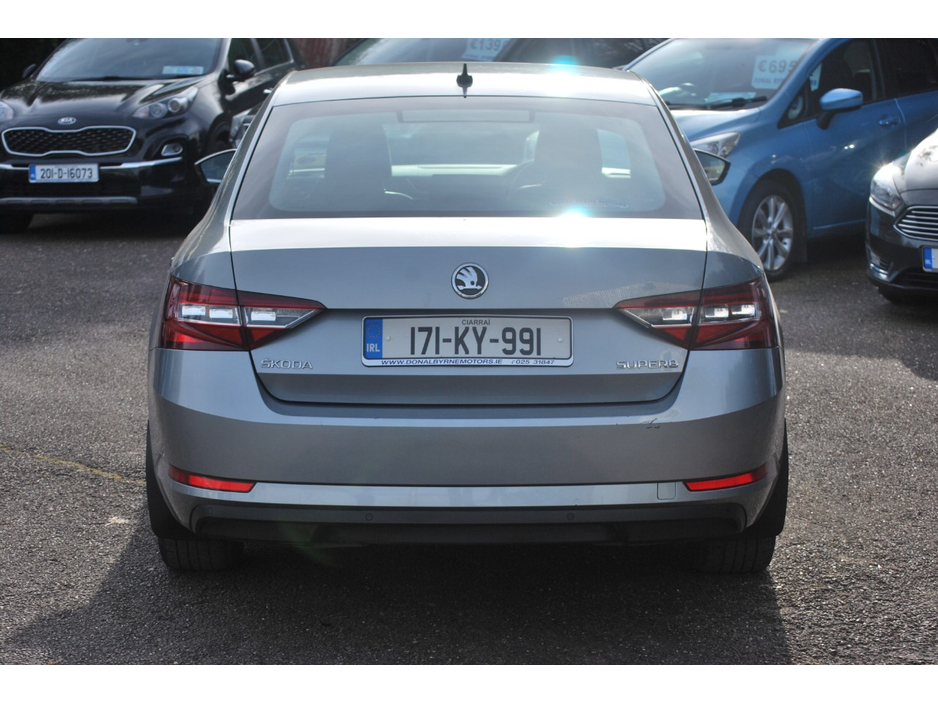 2017 Skoda Superb - image 6