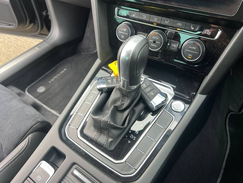 2018 Volkswagen Passat - image 11