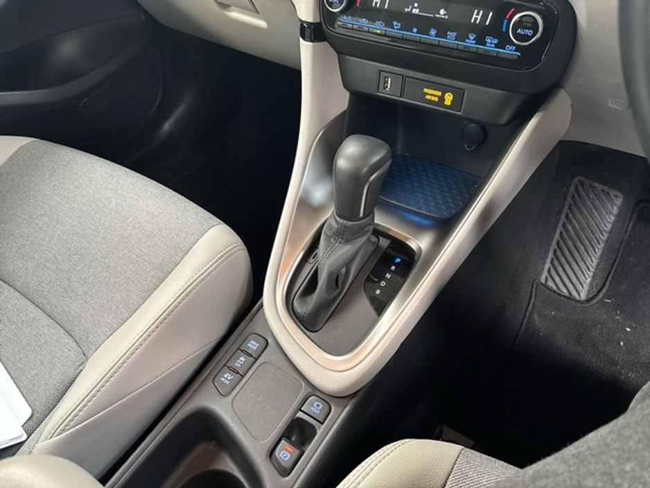 2023 Toyota Yaris - image 16