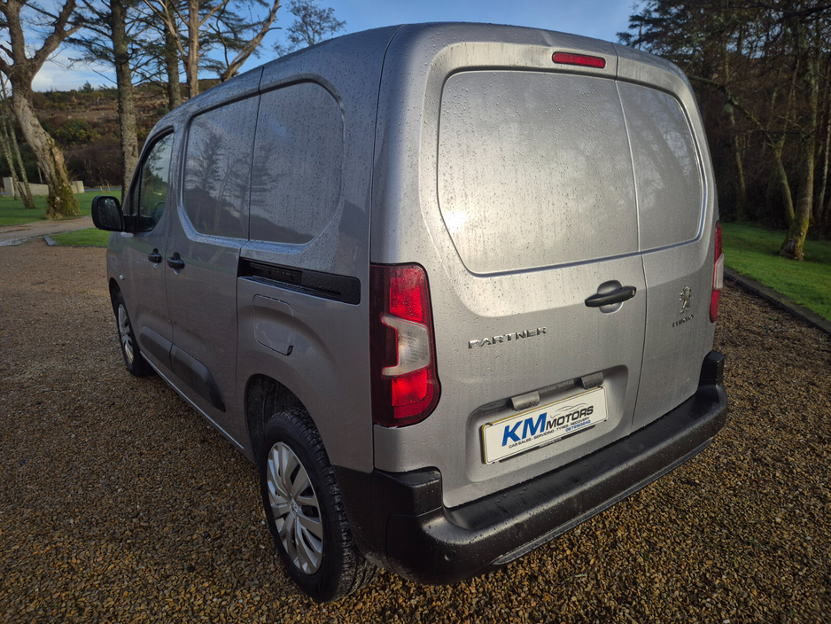 2022 Peugeot Partner - image 5