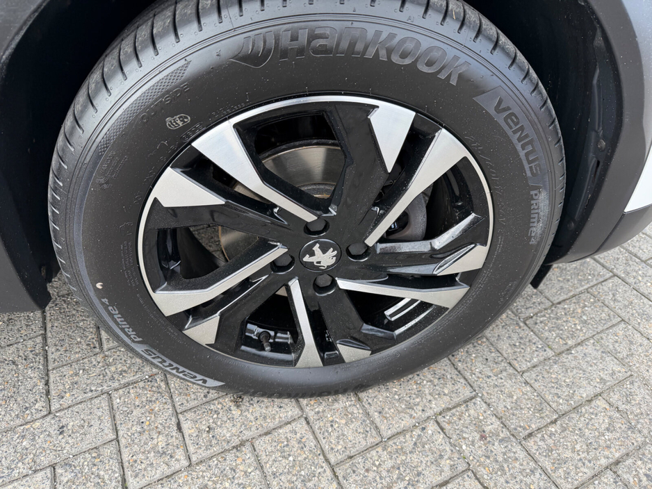 2020 Peugeot 2008 - image 4