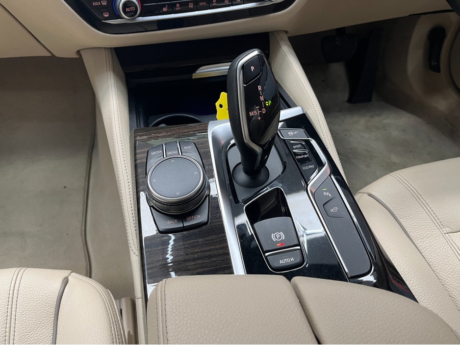 2017 BMW 5 Series - image 23