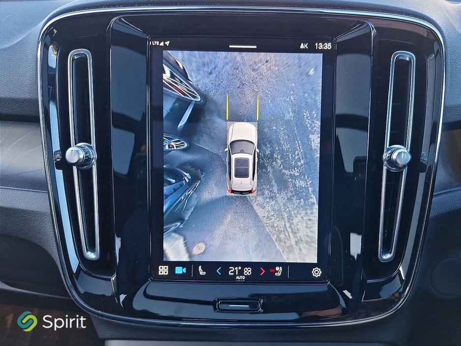 2022 Volvo XC40 - image 13