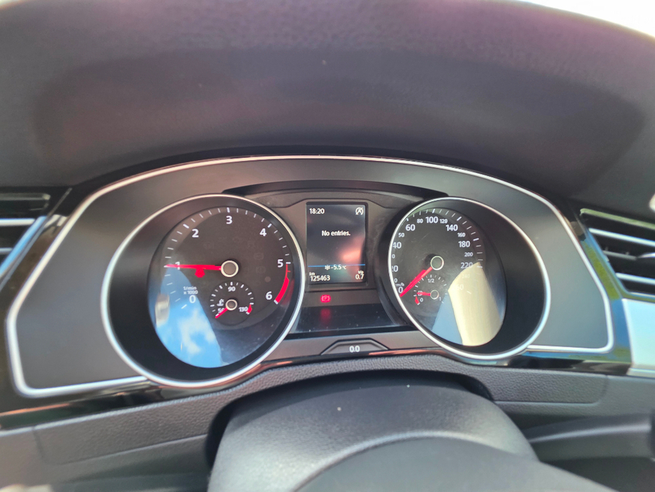 2016 Volkswagen Passat - image 12