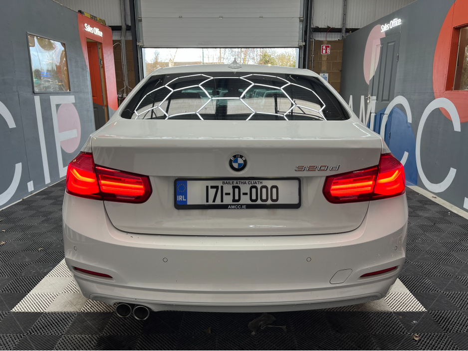 2017 BMW 3 Series - image 3