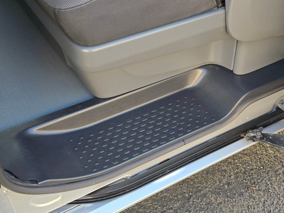 2021 Renault Trafic - image 21