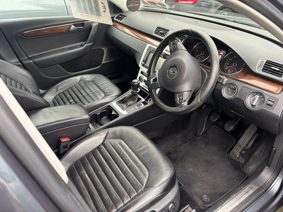 2013 Volkswagen Passat - image 5