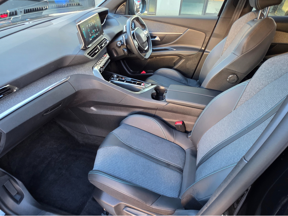 2023 Peugeot 3008 1.6 PHEV Allure Premium Plus 225 €29,750
